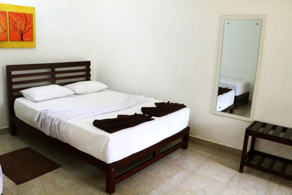 Hotel T & T Anuradhapura Exterior foto