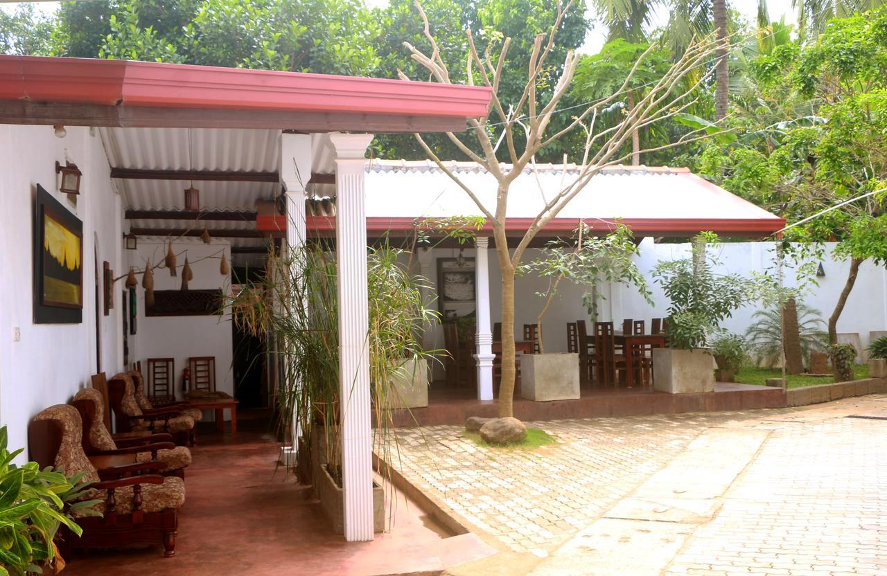 Hotel T & T Anuradhapura Exterior foto